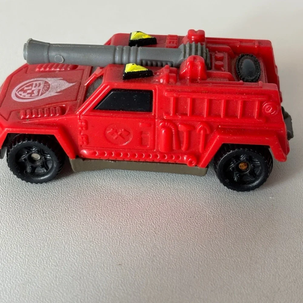 Hot Wheels 1994 Mattel Red Fire Truck Diecast‎ Armored Rescue Vehicle 3 Inch
